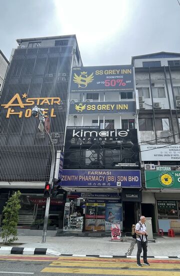 Wir sind erstmal auf der Suche nach einem Frisör—wie immer auf unseren Reisen darf ein Frisörbesuch für den Herrn nicht fehlen—da ist einer!