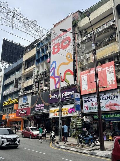 Anschließend gönnen wir uns noch eine Ganzkörpermassage. Das Angebot ist hier riesig—die Damen werben sich gegenseitig die Kunden ab.
Auch hier verschwinden wir über eine Treppe in die unergründlichen oberen Räume der schmalen Häuser