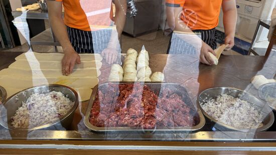 Gefüllte frittierte Teigtaschen—entweder mit Beef oder mit chicken, viel Zwiebeln und ein paar interessanten Gewürzen. Geschickt werden die portionierten Teigkugeln ausgestrichen, ausgerollt und dann mit Butter, dem Fleisch und einer Menge Zwiebeln belegt