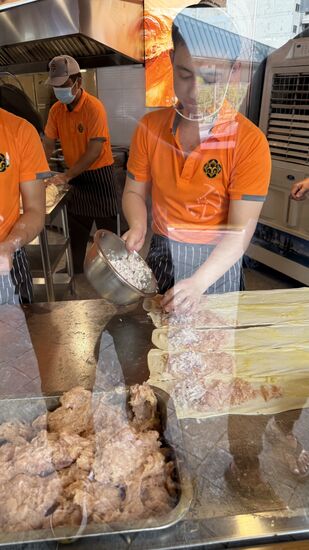 Dann werden sie geschickt zusammengerollt, gedreht, plattgedrückt und was weiß ich noch—jedenfalls kommen sie flach aus der Fritteuse und werden 
für 6,50 MYR =1,20 Euro verkauft.