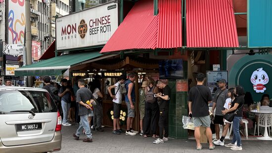 Eine Menschenschlange vor einem Imbiss—was gibt es hier??