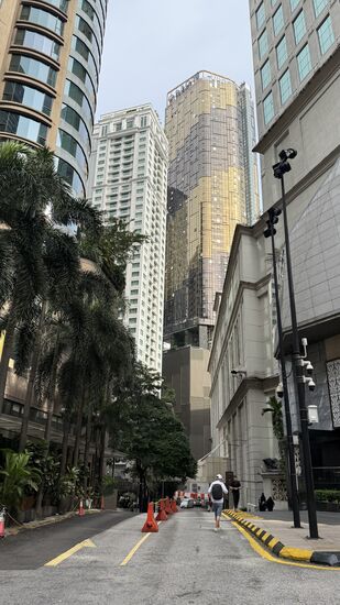 Okay—weg von der Freßmeile und ein paar Meter machen—wir wollen mal in die Petronas Towers hinein