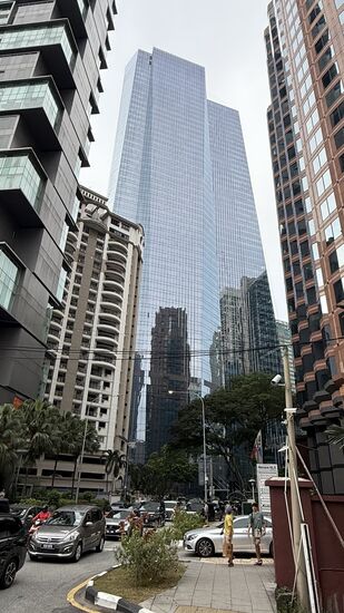 Wie winzig wir doch sind in dem Hochhaus-Dschungel!