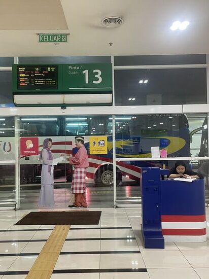 In der klimatisierten Halle ist es angenehm—draußen ist es schon wieder drückend warm und wir freuen uns auf das kühle Hochland