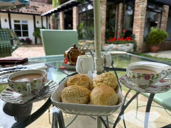 Tee mit Milch und köstlich duftende Scones