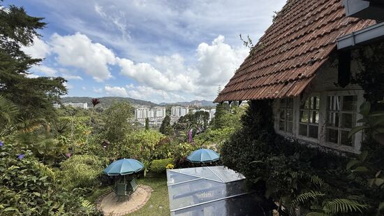 Die Zimmer sind klein, aber gemütlich und es gibt auch einen Mini-Balkon mit Aussicht auf die Tee-Terrasse