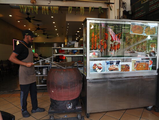 Tanah Ratah ist ein quirliger Touri-Ort. Obendrein ist Wochenende, da ist noch mehr los. Wir besuchen einen der vielen Inder—die Gockelteile sehen einfach zu lecker aus