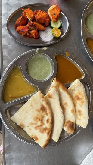 Dazu gibt es die typisch indischen Beilagen-Kostenpunkt inklusive Getränke für 2 Personen: 7 Euro
