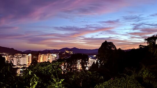 Später geht Thomas bei unserer Unterkunft noch mal auf Motivsuche—Von hier ist das der Blick auf das abendliche, beleuchtete Tanah Rata