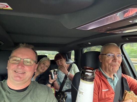 Um 7 Uhr treffen wir uns in Wolfsburg bei uns und starten gut gelaunt die knapp einstündige Anfahrt zum Airport Hannover.