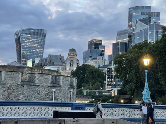 Moderne Hochhäuser der Londoner Skyline die einen Kontrast zur historischen Festung bilden