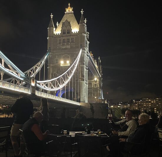 Zum Abschluß des Tages gibt es einen Absacker im schönen Pub mit Blick auf die Bridge