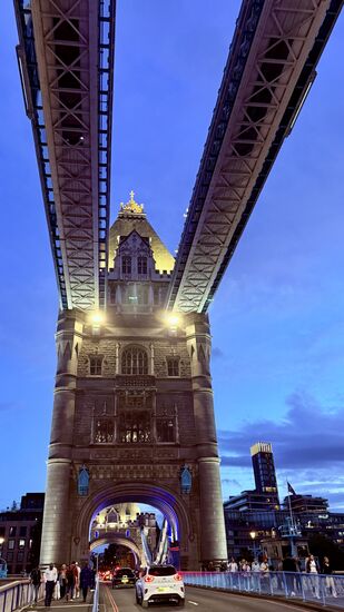 Sie ist bekannt für ihre markante Architektur mit den 2 Türmen und den hohen Gehwegen, welche die beiden Türme verbindet