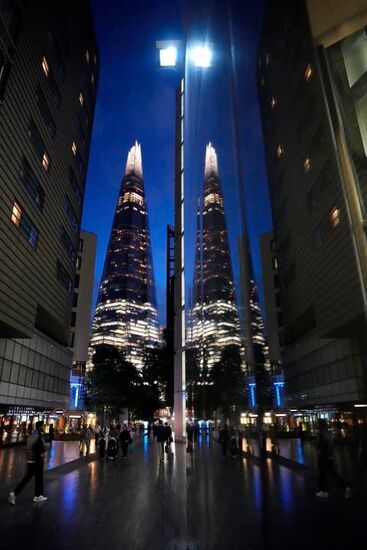 „The Shard“ mit Spiegelung