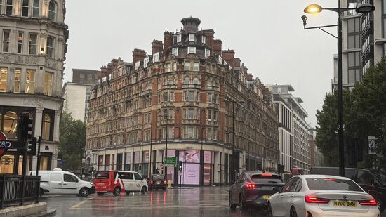 Den schönen Ort Windsor der Grafschaft Berkshire erreichen wir am späten Vormittag. Nach längerer Suche finden wir ein Parkhaus—dort stellen wir unser Auto ab und gehen zu Fuß zum Schloß