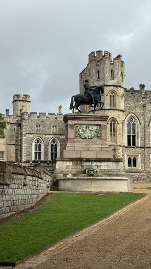 Die Reiterstatue von König Karl II in römischer Rüstung