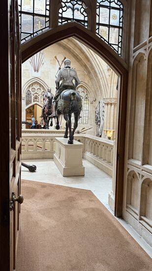 Ritterrüstung mit Pferd