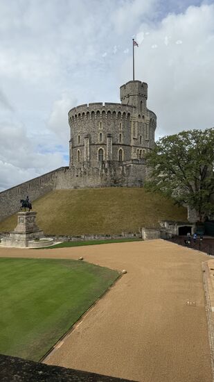Das Schloß ist seit 1000 Jahren die offizielle Residenz der englischen Monarchen.
39 Monarchen haben das Schloß genutzt und 11 von ihnen wurden hier begraben