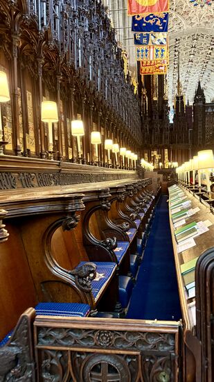 Hier im Hauptschiff der Kirche wurde die Trauerfeier von Königin Elisabeth und Prinz Philip abgehalten. Beide sind hier beerdigt. Die Grabstelle kann man besichtigen, aber Fotografieren ist unmöglich!
