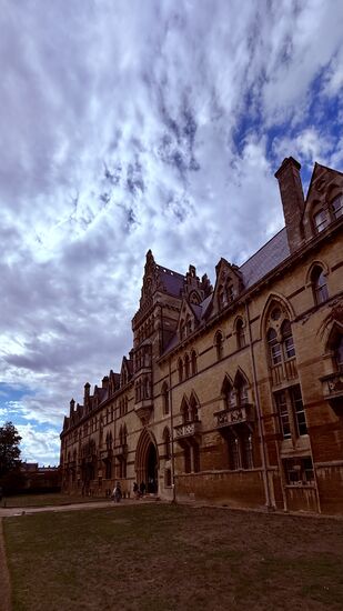 6 Könige haben hier studiert, 5 Staatspräsidenten -u.a. Bill Clinton, Indirah Ghandi und der König von Bhutan 
Des Weiteren auch 46 Nobellpreisträger