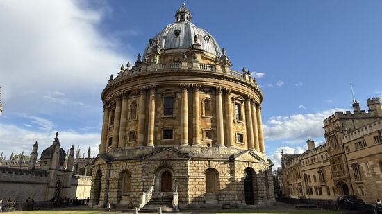 Die „Radcliffe Camera“  ein ikonisches Gebäude der Universität Oxford und Teil des Bibliothekkomplexes der „Bodlein Library“
Heute dient sie als Lesesaal für Studenten und Wissenschaftler