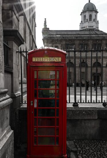 Immer ein schönes Motiv: die typischen englischen Telefonhäuschen.
Obwohl sie ich mehr im Betrieb sind, stehen sie an vielen Stellen noch als Wahrzeichen herum. Oft sind die umfunktioniert als Bücherschränke oder Defibrillator-Standorte
Einst wurden diese 1935 anlässlich des silbernen Thronjubiläums von König George V in ganz Gb verteilt