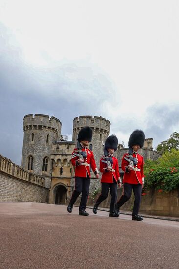 Die St George`s Chapel auf dem Gelände des Castles mit der Queens Guard