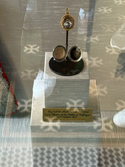 Die Kugel, welche Admiral Lord Nelson bei der Schlacht von Trafalgar am 21. Oktober tötete
Die Bleikugel wurde von einem französischen Marineinfanteristen abgefeuert und verursachte tödliche Schäden an Nelsons Lunge und Wirbelsäule 
Der Schiffsarzt entfernte die Kugel-sie wurde in ein Medaillon gefasst, das er für den Rest seines Lebens trug. Nach seinem Tod bekam Königin Victoria das Medaillon