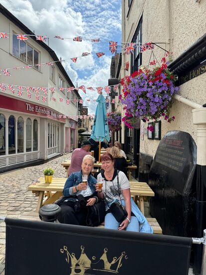 Wir haben fertig und ruhen uns aus—die Männer machen noch mehr Fotos im Schloß