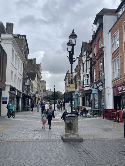 Viele Geschäfte und zum Glück ist es trocken