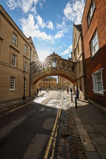 Die 1914 fertig gestellte „Hertford Bridge“ oder besser bekannt als die „Seufzerbrücke von Oxford“ - ähnelt aber eher der Rialtobrücke von Venedig
Der Zugang ist nur fmitglieder des Hertford Colleges
Sie verbindet 2 Teile des Hertford College über die New College Line