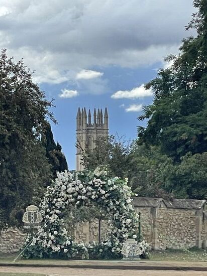 Im Hintergrund ist der „Magdalenen Tower“ zu sehen, ein markantes Wahrzeichen des Magdalenen College, welches ein Teil der renommierten Uni von Oxford ist