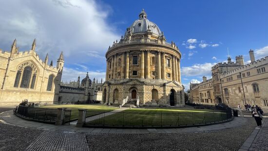 Sie wurde von James Gibbs im Barockstil entworfen und zwischen 1737 und 1749 erbaut