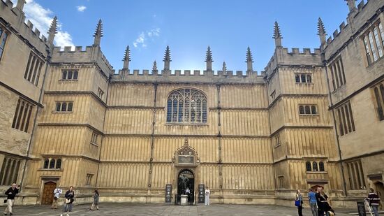 Das ist ein Teil der „Bodleian Library“ - sie ist die Hauptforschungsbibliothek der Universität von Osford und eine der ältesten Bibliotheken Europas gegründet im Jahr 1602 von Sir Thomas Bodley