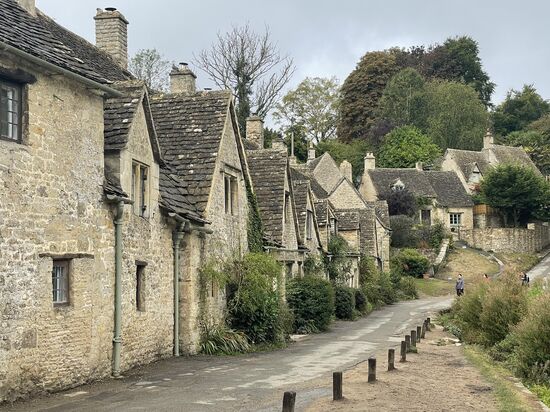 Arlington Row in Bibury - eine Reihe denkmalgeschützter Cottages, die aus dem 14. Jahrhundert stammen.