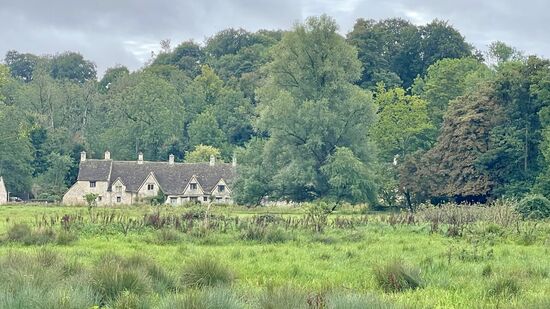 Bibury liegt am Fluss Coln, einem Nebenfluss der Themse, der in den Cotswolds entspringt.
