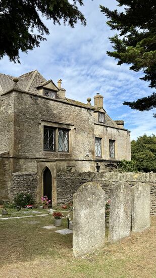 Gräber und dahinter….