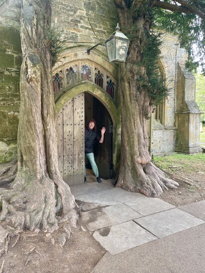 Diese Kirche aus dem 11. Jahrhundert ist bekannt für ihre einzigartige Nordtür, die von alten Eibenbäumen eingerahmt wird