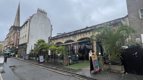 Wir haben Hunger- aber überall spielt laute Musik—die Innenstadt ist sehr bunt und lebhaft