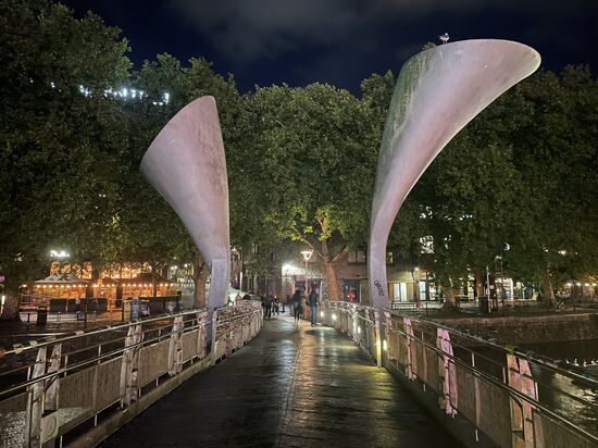 Heimweg über die „Pero`s Bridge“ - eine Fußgänger-Klappbrücke die den Augustine`s Reach im Bristol Harbour überspannt