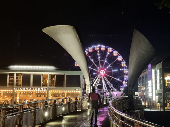 Die hornenförmigen Skulpturen dienen als Gegengewichte für den angebraten Mittelteil
