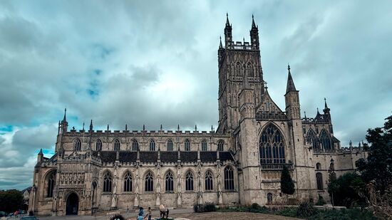 die Ruinen der St. Peter's Church in Castle Park, Bristol. Die Kirche wurde während des Bristol Blitz im Zweiten Weltkrieg schwer beschädigt und ihre Ruinen wurden als Mahnmal für die Opfer erhalten.