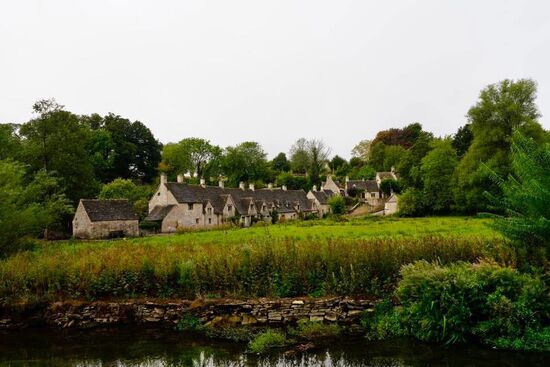 Zuerst Bibury, es soll das schönste Dorf in ganz Großbritannien sein und befindet sich in den Cotswolds, einer malerischen Hügellandschaft in Südwest- und West-Zentralengland.