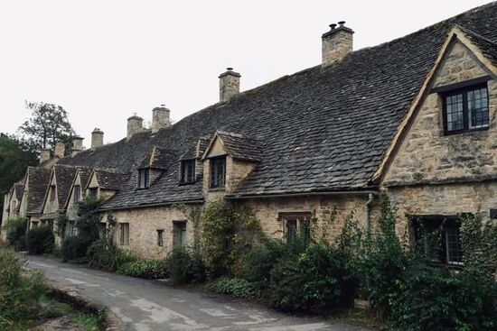 Die Gebäude wurden ursprünglich als Wollspeicher genutzt und später in Weberhäuser umgewandelt.Jetzt gehören sie dem National Trust und werden an private Mieter verpachtet, wobei eines auch als Ferienhaus vermietet wird