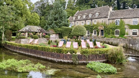 Der hübsche Garten des  „Swan Hotel“ in Bibury am „River Eye“