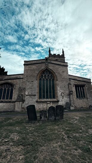 Die Kirche mit demdazugehörigen Friedhof