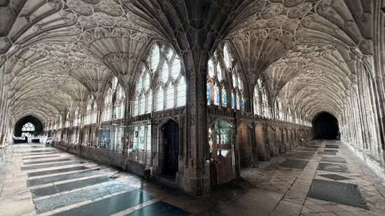 Sie ist berühmt für ihre außergewöhnlichen mittelalterlichen Kreuzgänge