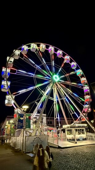 Es geht zurück zum Hotel, das beleuchtete Riesenrad wird natürlich auch noch mitgenommen 