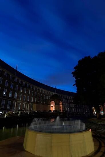 Die City Hall mit dem Brunnen im Vordergrund