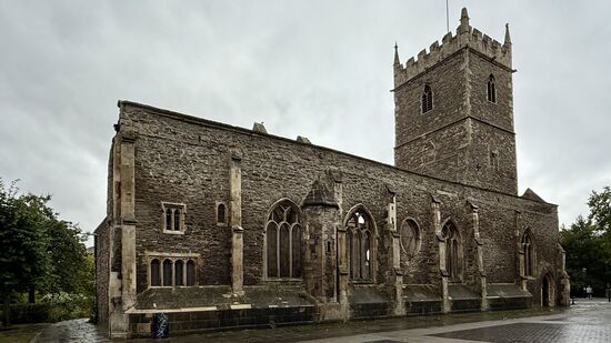 Auf dem Weg in die Stadt sehen wir diese schöne Kathedrale